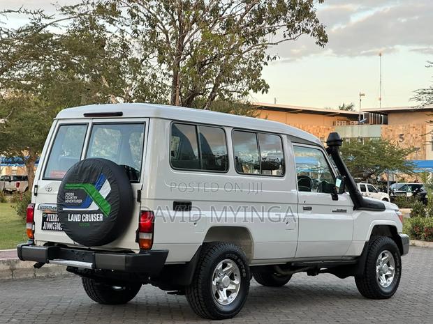 Toyota Land Cruiser 2015 White