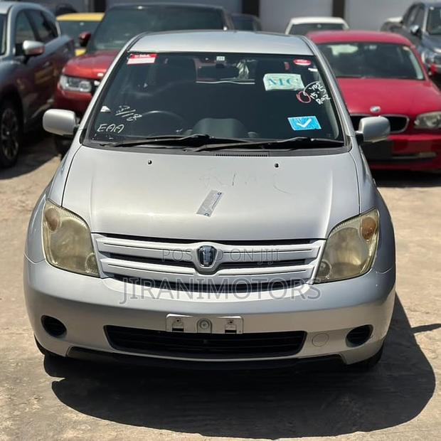 Toyota IST 2004 Silver