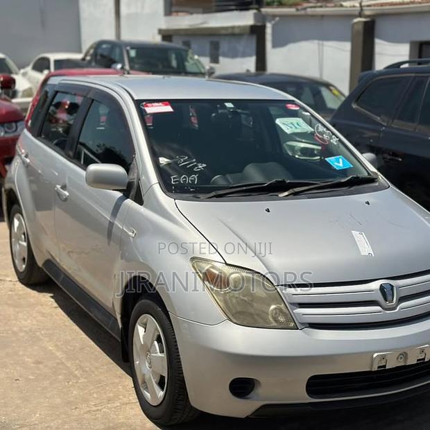 Toyota IST 2004 Silver