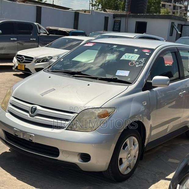 Toyota IST 2004 Silver