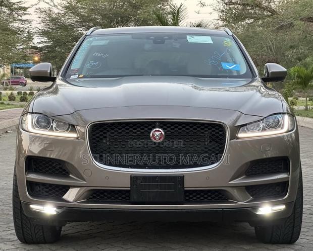 Jaguar F-Pace 2017 Brown