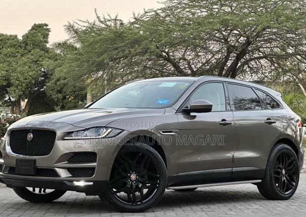 Jaguar F-Pace 2017 Brown