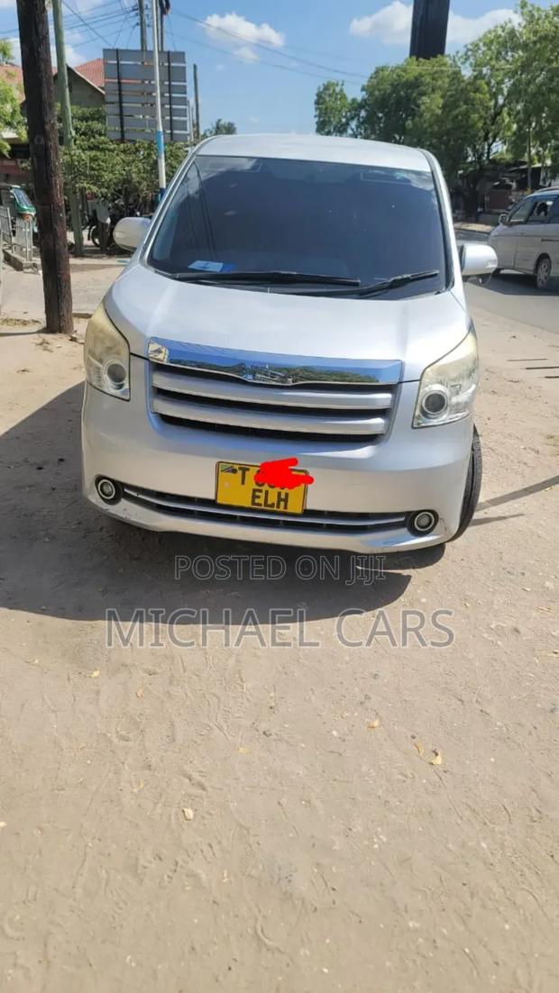 Toyota Noah 2.0 143hp AWD (8 Seater) 2010 Silver