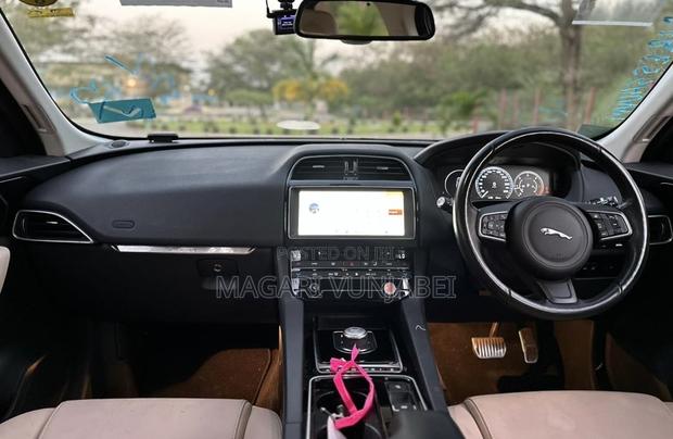 Jaguar F-Pace 2017 Beige