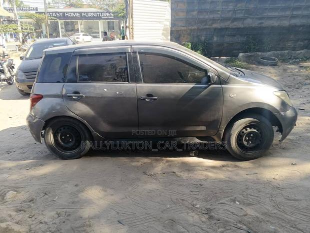 Toyota IST 2005 Gray