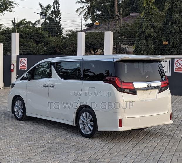 Toyota Alphard 2.5 Petrol FWD 2016 White