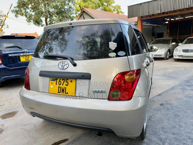 Toyota IST 2004 Gold
