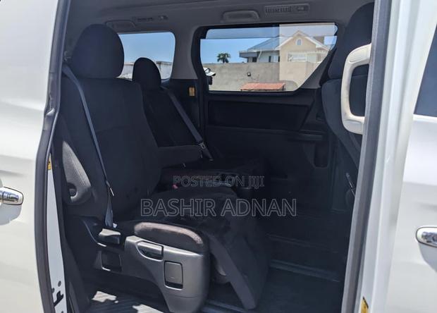 Toyota Vellfire 2010 Off white