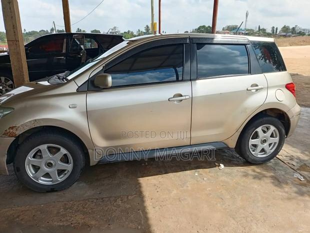 Toyota IST 2004 Gold