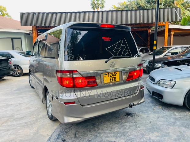 Toyota Alphard 2005 Gold