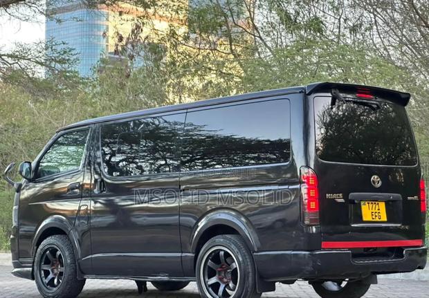 Toyota HiAce 2010 Black