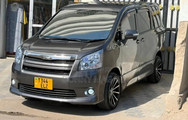 Toyota Noah 2008 Gray