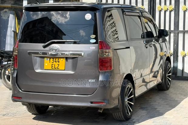 Toyota Noah 2008 Gray