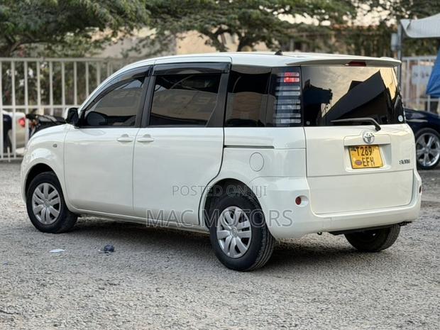 Toyota Sienta 2005 White