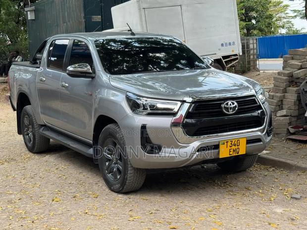 Toyota Hilux 2023 Gray