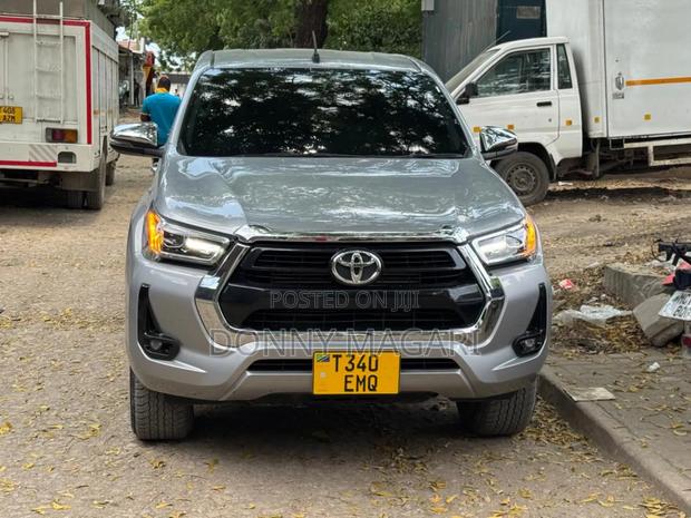 Toyota Hilux 2023 Gray