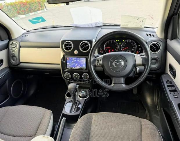 Mazda Verisa 2010