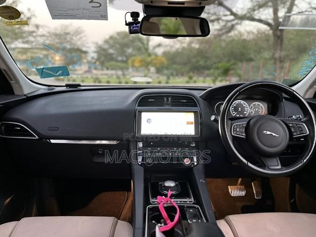 Jaguar F-Pace 2017 Beige