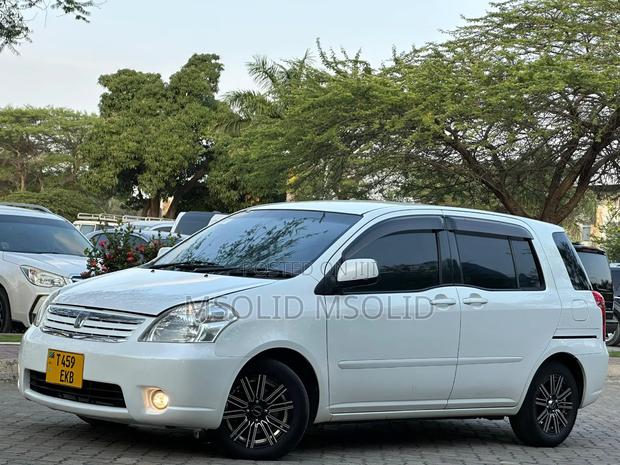 Toyota Raum 2004 White