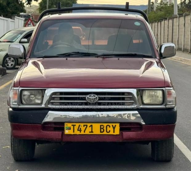 Toyota Hilux 2000 Red