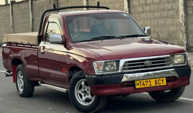 Toyota Hilux 2000 Red