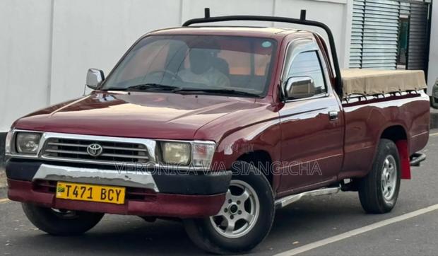 Toyota Hilux 2000 Red