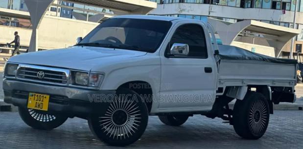 Toyota Hilux 2000 White