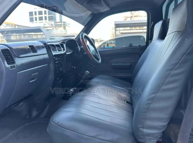Toyota Hilux 2000 White