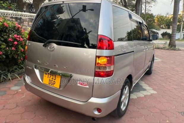 Toyota Noah 2005 Beige