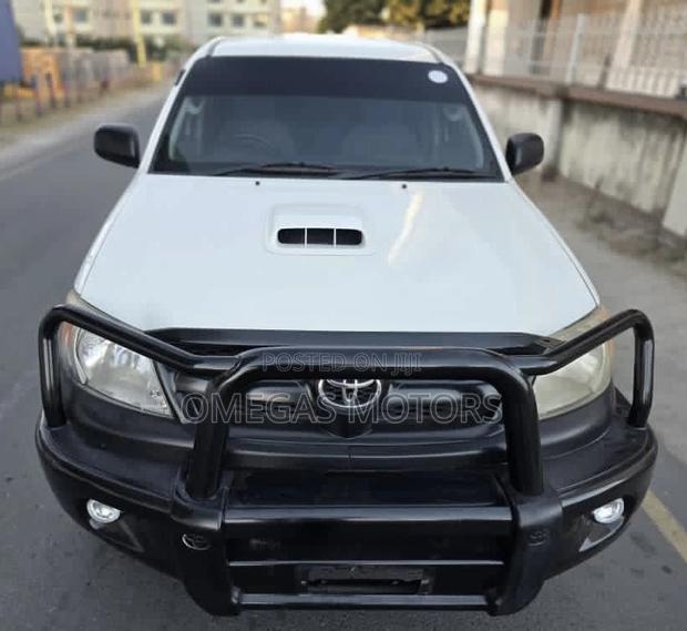 Toyota Hilux 2006 White
