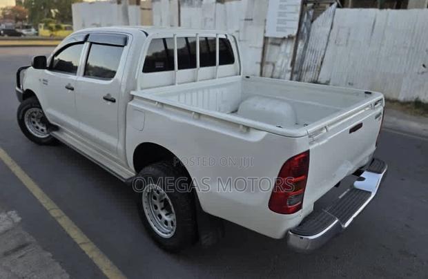 Toyota Hilux 2006 White
