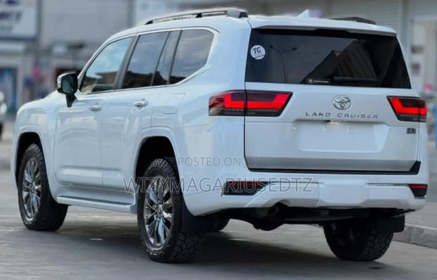 Toyota Land Cruiser 2024 Ivory