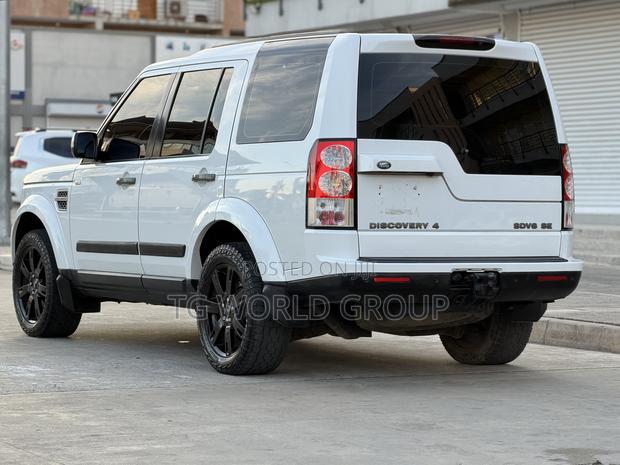 Land Rover Discovery 2011 White