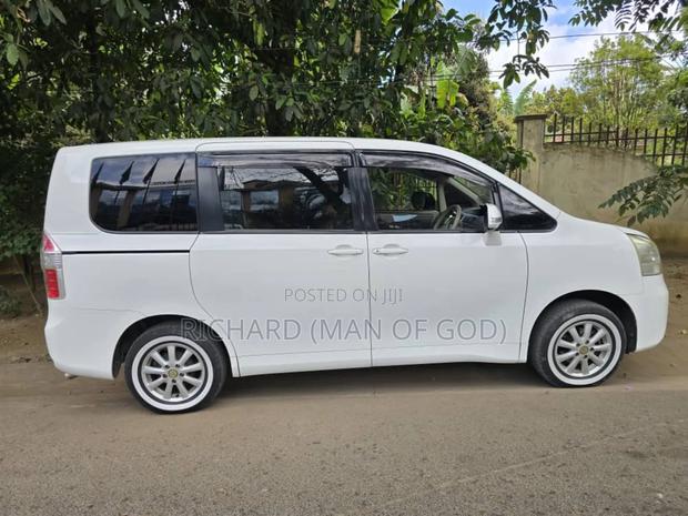Toyota Noah 2009 White