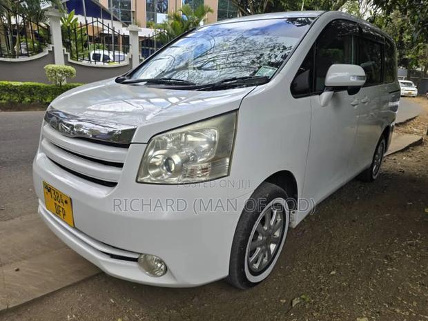 Toyota Noah 2009 White
