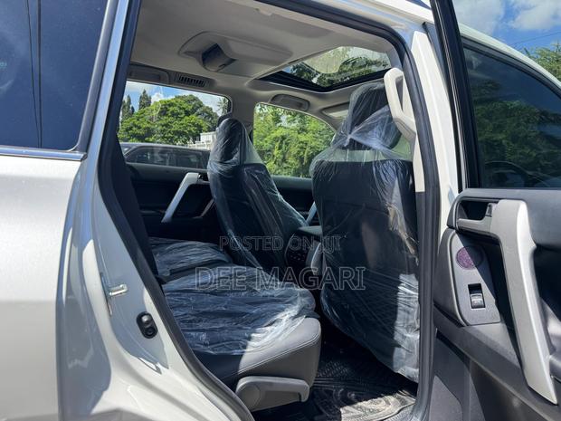 Toyota Land Cruiser Prado 2.7 2023 White