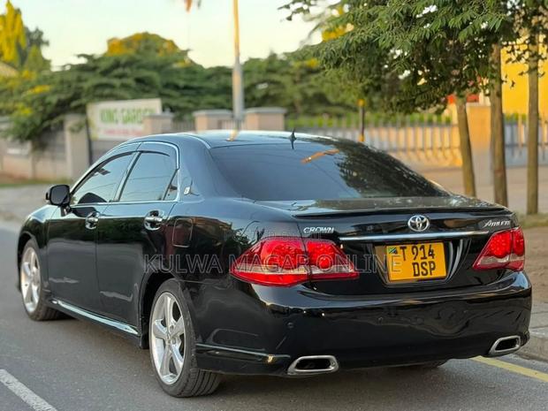 Toyota Crown 2010 Black