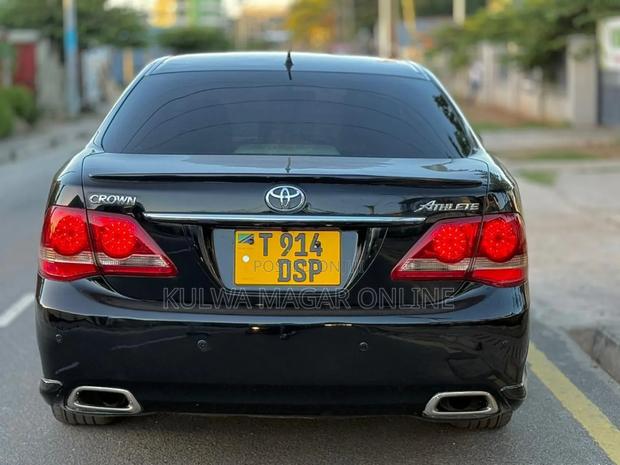 Toyota Crown 2010 Black