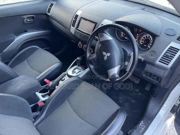 Mitsubishi Outlander 2011 White
