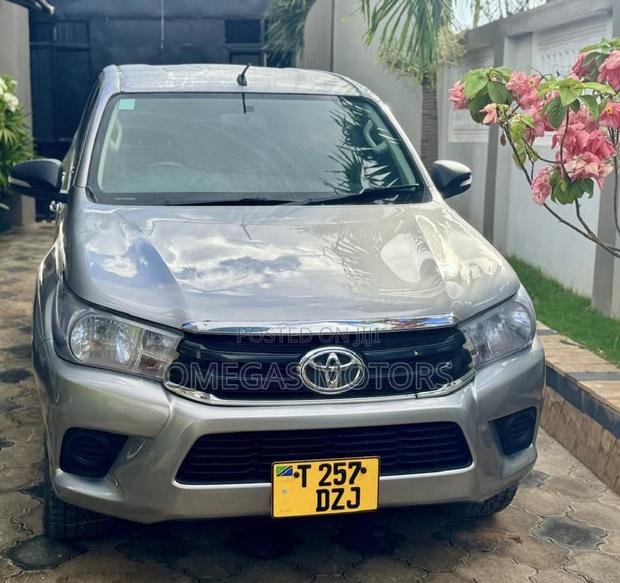 Toyota Hilux 2017 Gray