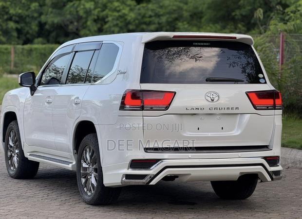 Toyota Land Cruiser 4.6 V8 ZX 2018 White