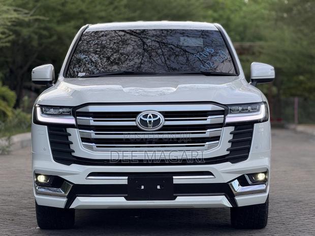 Toyota Land Cruiser 4.6 V8 ZX 2018 White