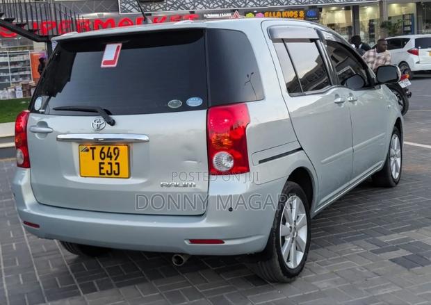 Toyota Raum 2005 Silver