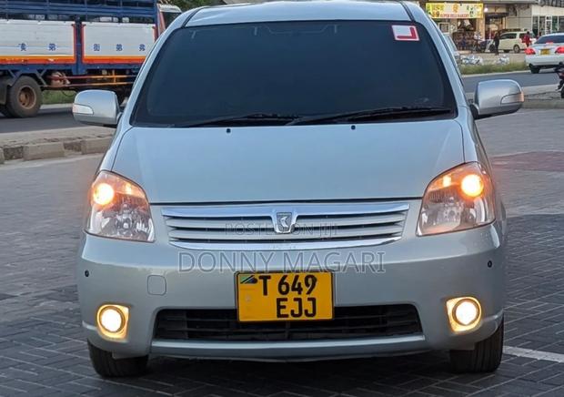 Toyota Raum 2005 Silver