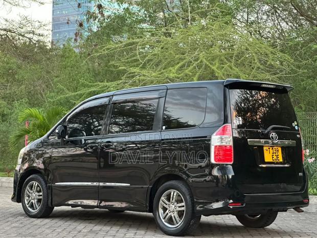 Toyota Noah 2.0 143hp AWD (8 Seater) 2008 Black