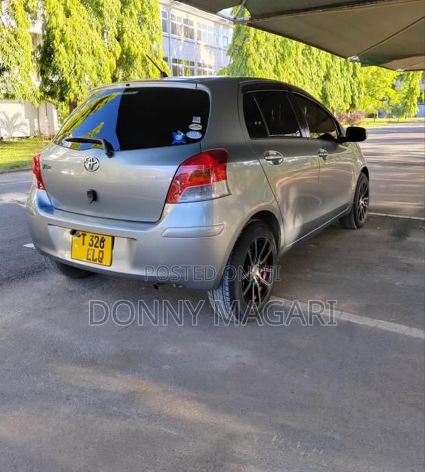 Toyota Vitz 2009 Silver