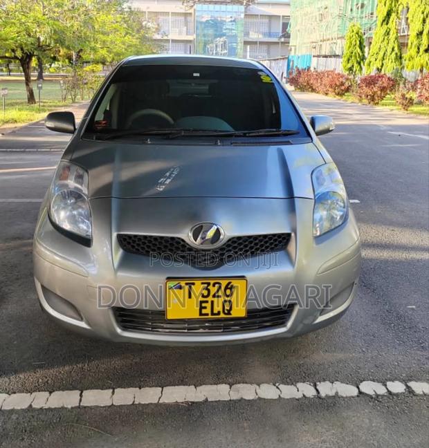 Toyota Vitz 2009 Silver