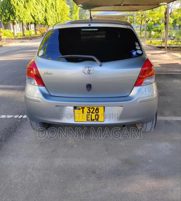 Toyota Vitz 2009 Silver