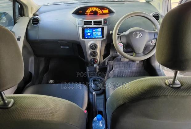 Toyota Vitz 2009 Silver