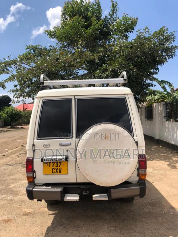 Toyota Land Cruiser 2001 White